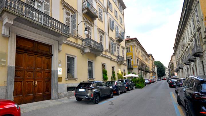 Signorile ampio quadrilocale, Borgo Nuovo, via della Rocca (TO)