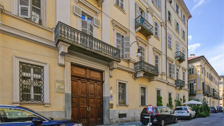 F4 à la Location à Turin, au 22 de Via della Rocca.  
