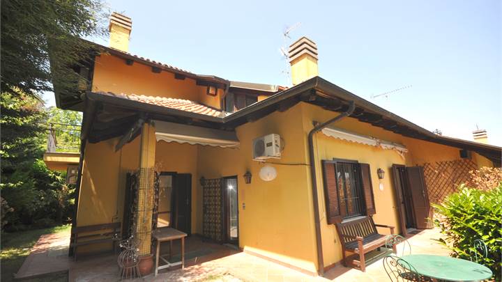 Porzione di Villa bifamiliare a Pino Torinese con giardino e box