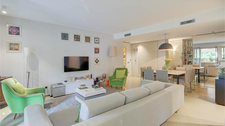 Elegante appartamento nel verde con ampio terrazzo, e giardino privato.