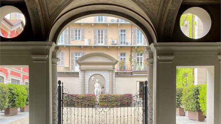 Central prestigious furnished  76m2  with terrace