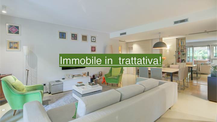 Elegante appartamento nel verde con ampio terrazzo, e giardino privato.