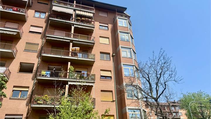 Ampio panoramico 160 m2, luminoso piano alto con posto auto. 