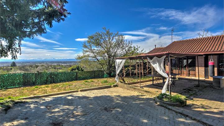 Casa indipendente sulla collina di Revigliasco