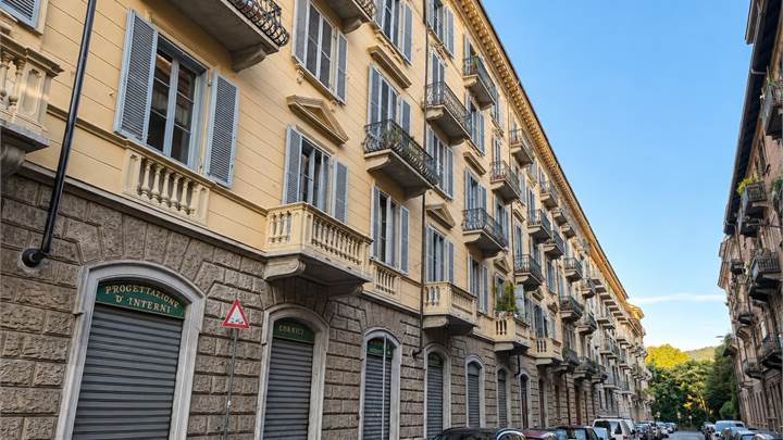 Via Napione-Torino/ Trilocale arredato con due camere da letto, ideale per studenti o coppia 
